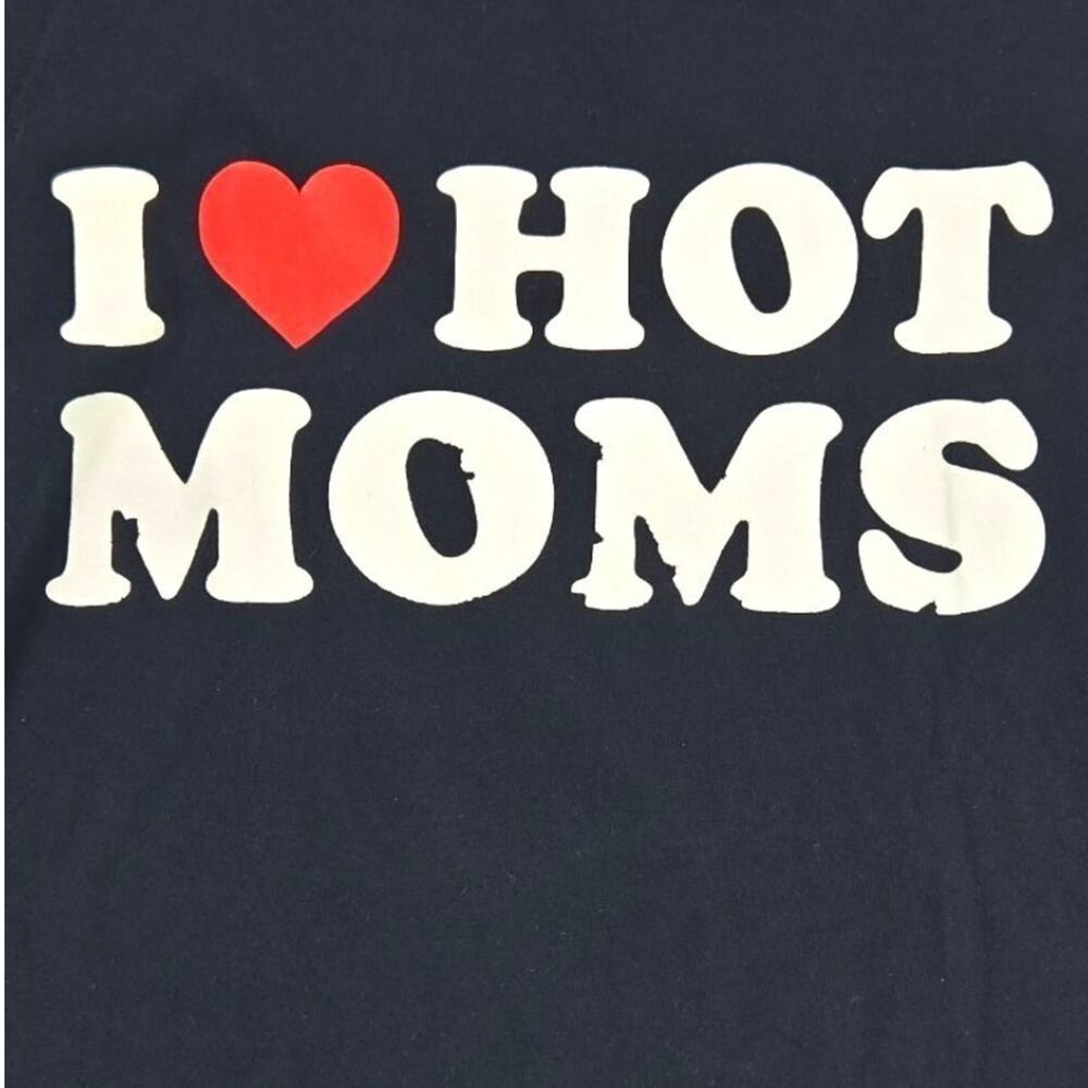 Gildan | Black Short Sleeve "I Love Hot Moms" T-Shirt| Size Medium - Picture 2 of 4